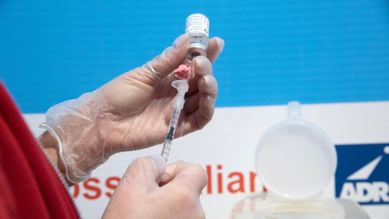 Vaccino in Toscana, pronte le dosi anche per i pazienti fragili: i limiti e come funziona la prenotazione