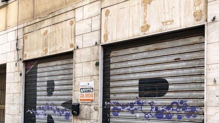 Dieci saracinesche giù in duecento metri: c’era una volta corso Amedeo, la strada di luci e botteghe