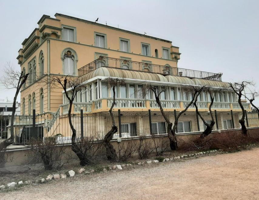 L’hotel Universal di Antignano: si tratta di un albergo stagionale, adesso è chiuso, e il titolare spera di riaprire con la bella stagione