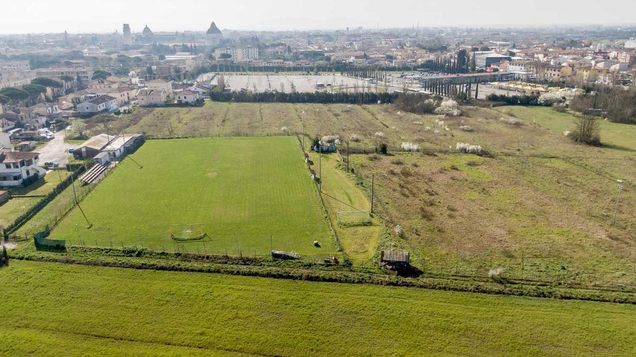 Dal drone l’area della nuova cittadella dello sport: sono i campi incolti a destra dell’impianto della Bellani, sullo sfondo il parcheggio di via Pietrasantina e piazza dei Miracoli