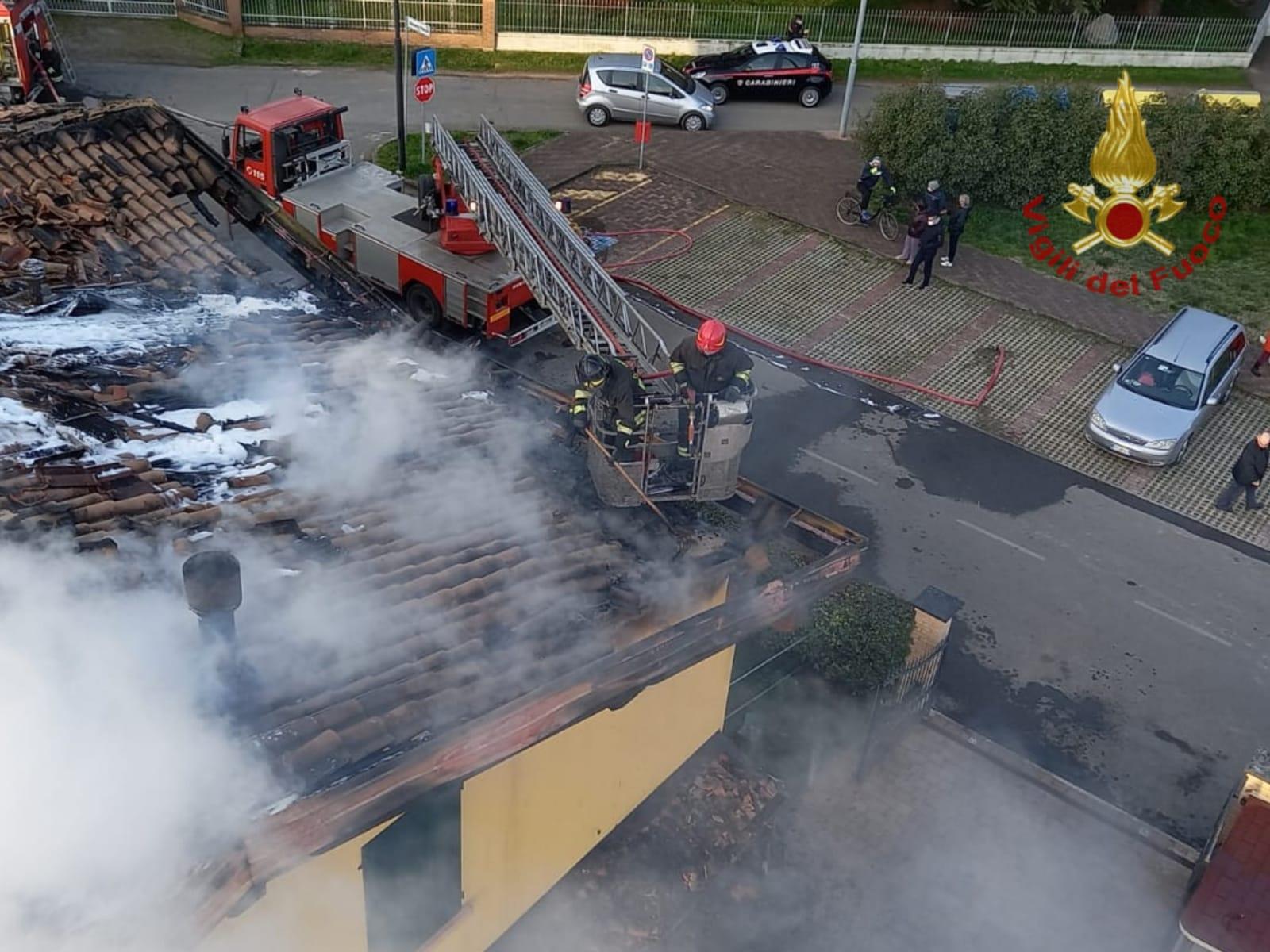Brucia il tetto di una villetta a schiera, inagibile un appartamento
