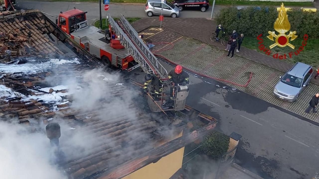 Brucia il tetto di una villetta a schiera, inagibile un appartamento