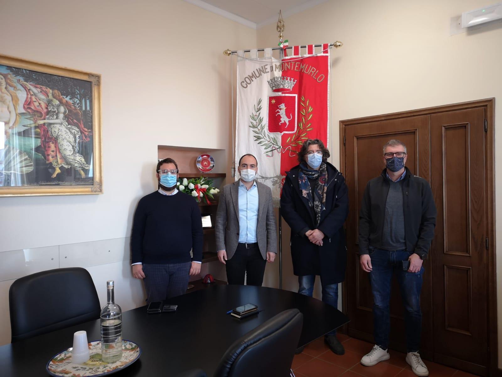 Da sinistra l'assessore al Suap, Alberto Vignoli, il sindaco Calamai e i titolari delle agenzie di viaggio di Montemurlo Travel Machine e MaoriLand Alessio Boccaccini