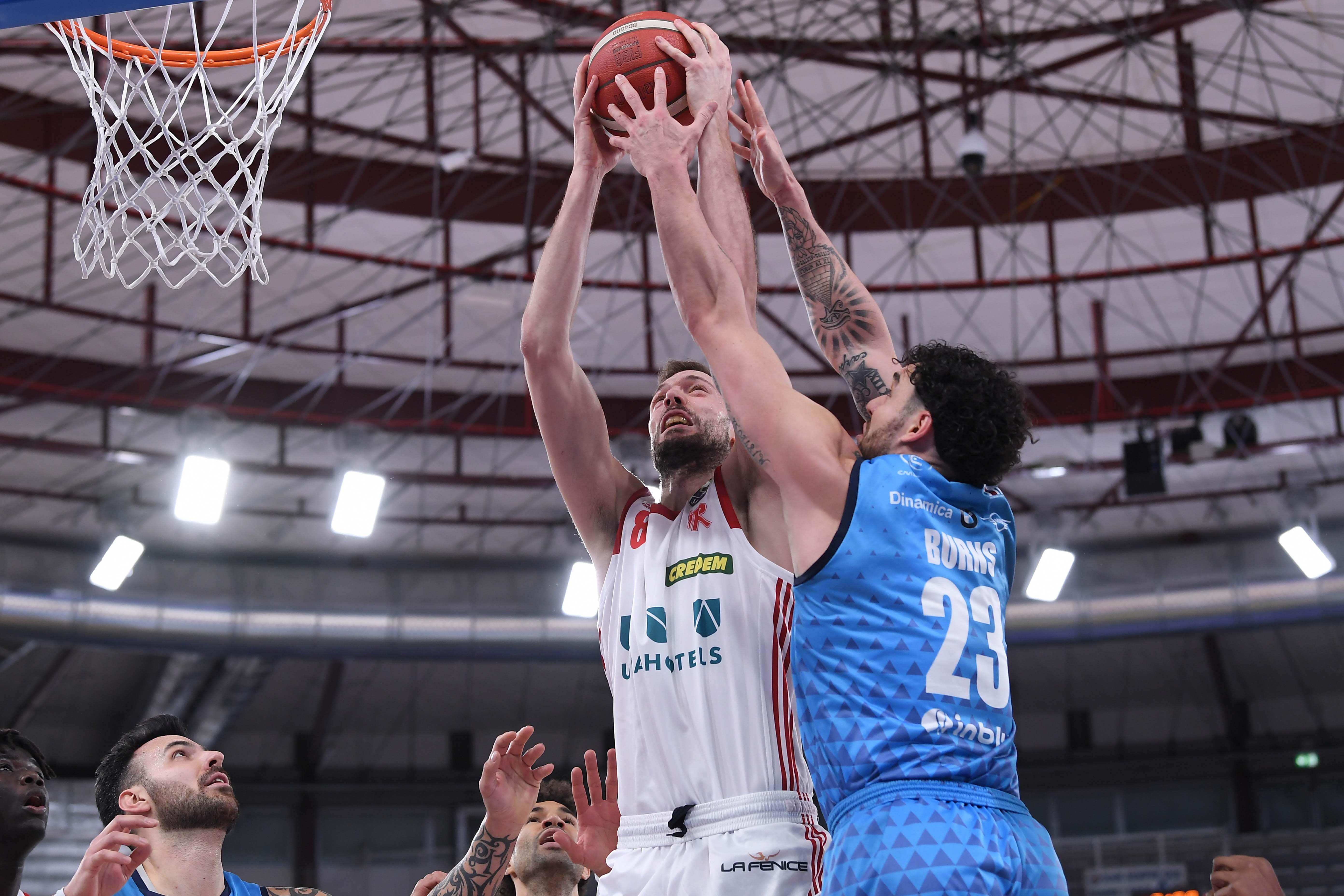 Baldi Rossi lotta sotto canestro nel match contro Brescia