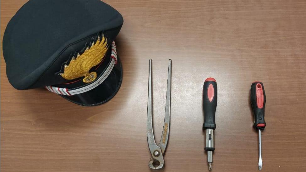 Entra nel distretto Asl e si nasconde nel bagno per rubare: denunciato