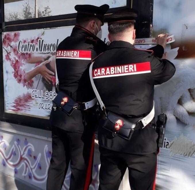 I carabinieri mentre mettono i sigilli al centro massaggi di Quarrata
