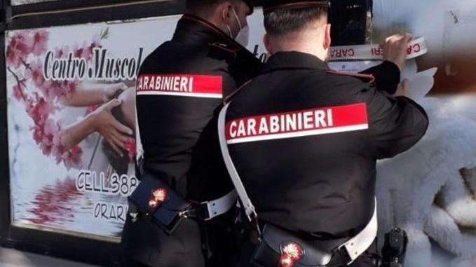I carabinieri mentre mettono i sigilli al centro massaggi di Quarrata