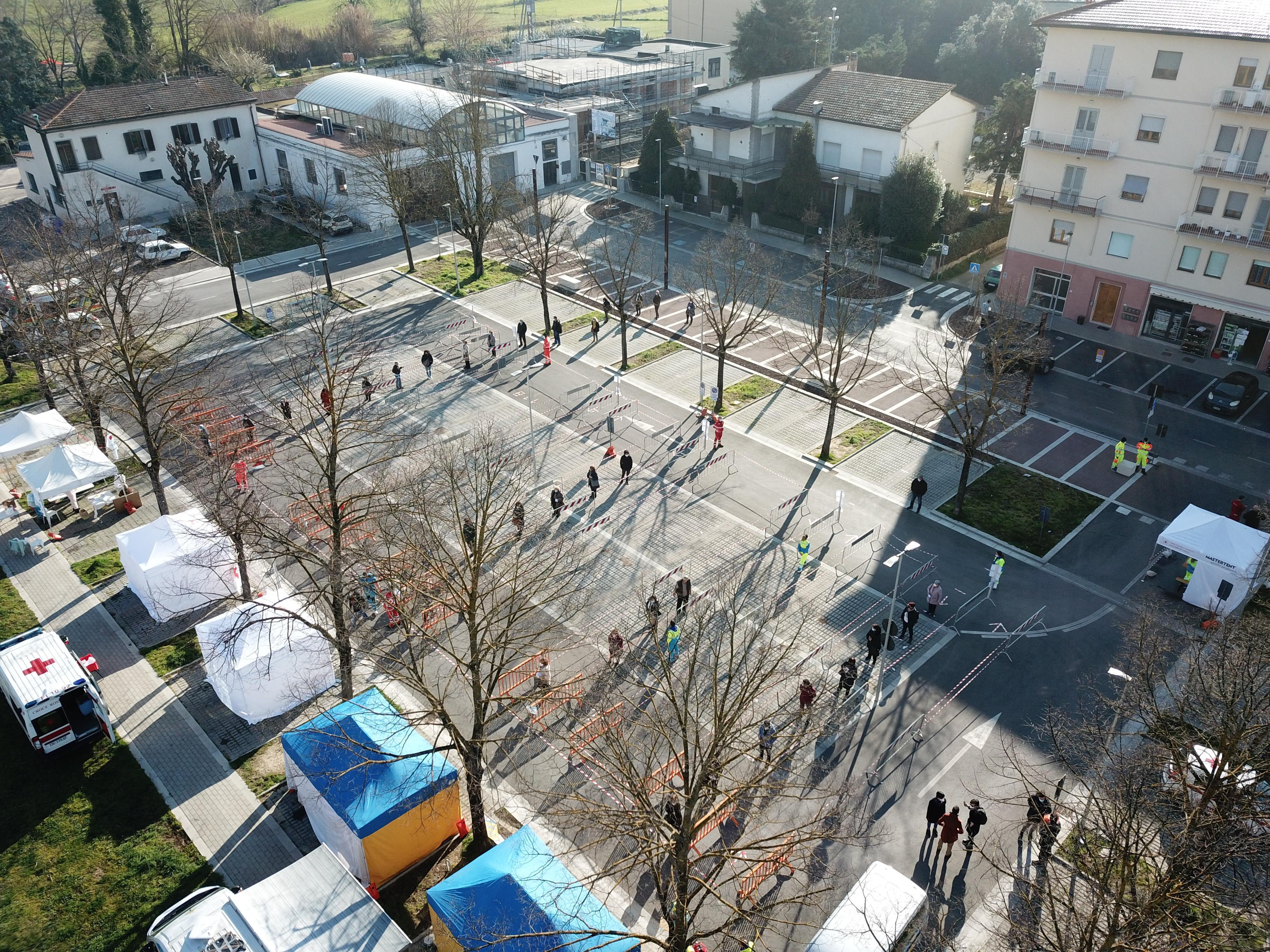Lo screening di massa in piazza dei Macelli a Certaldo nella foto scattata dal drone (foto di Giacomo Bertelli)