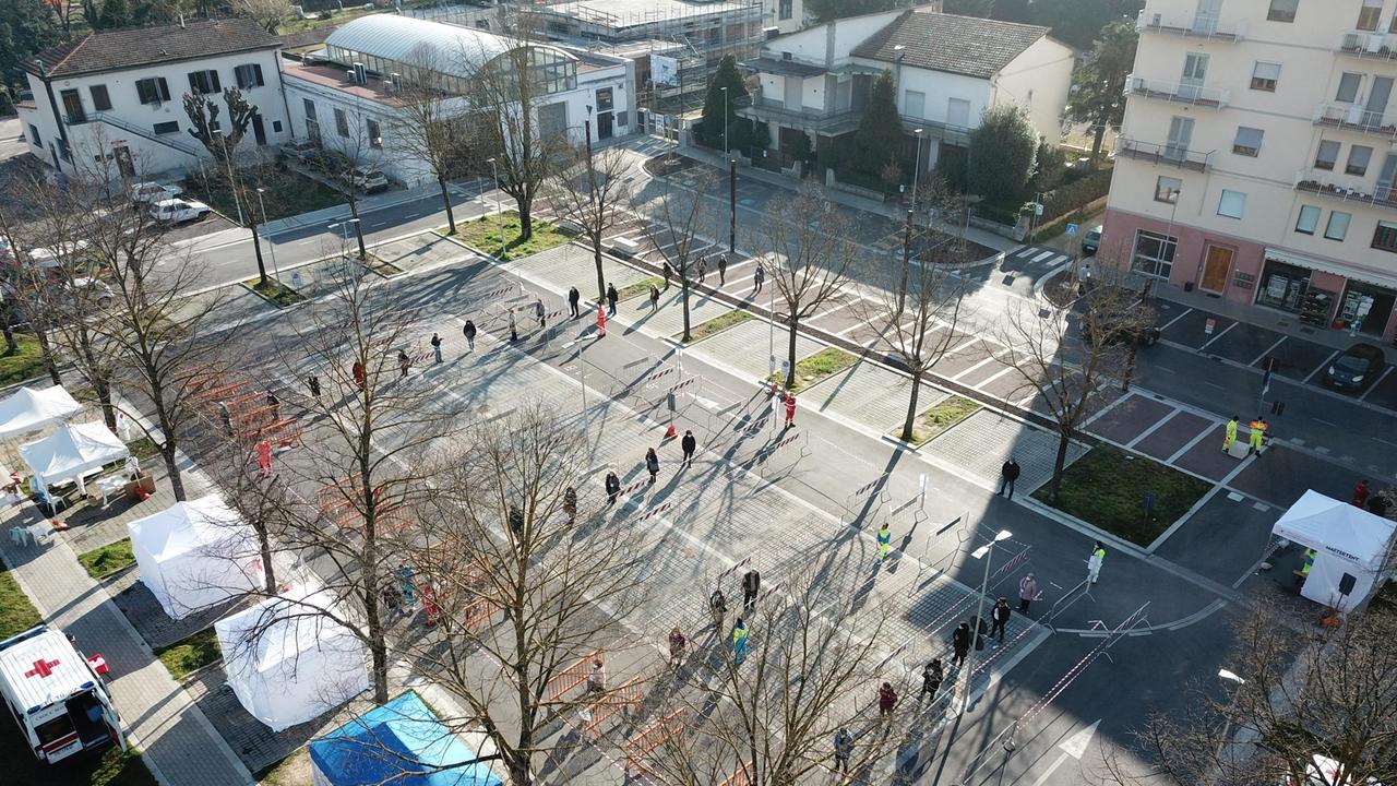 Lo screening di massa in piazza dei Macelli a Certaldo nella foto scattata dal drone (foto di Giacomo Bertelli)