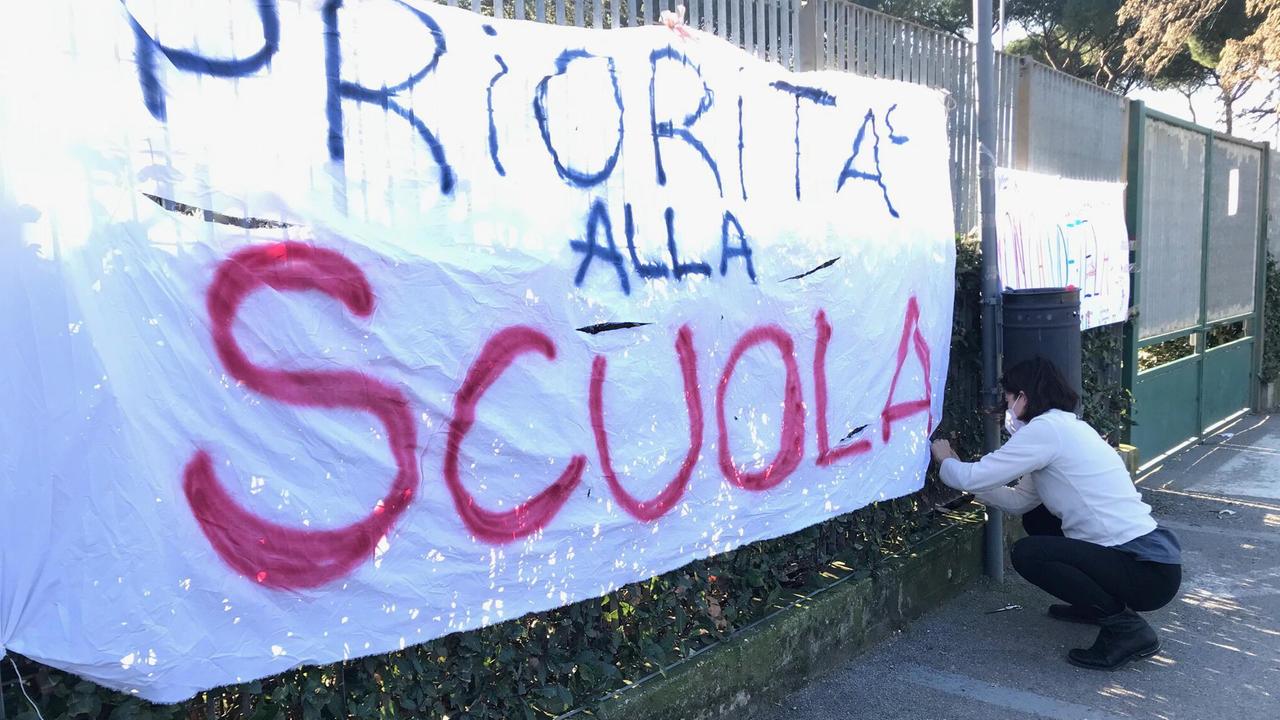 Scuole chiuse anche in arancione, si decide ogni venerdì: le province a rischio
