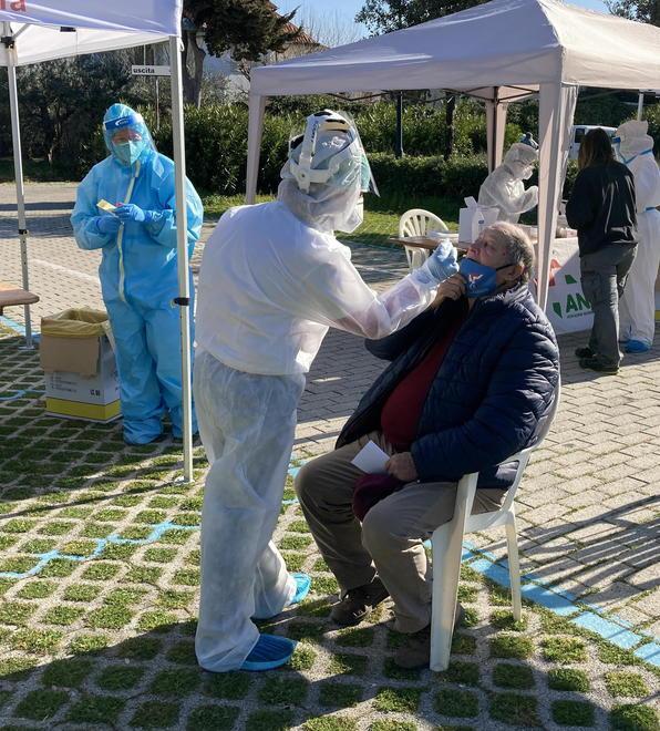 Tamponi di massa a Cecina, positivi 72 su 1.195. Il sindaco: «Sui vaccini serve una svolta» 