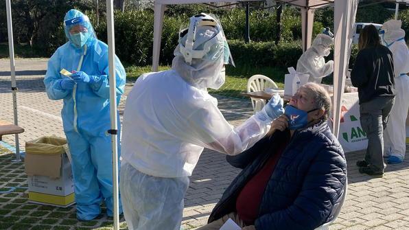 Tamponi di massa a Cecina, positivi 72 su 1.195. Il sindaco: «Sui vaccini serve una svolta»