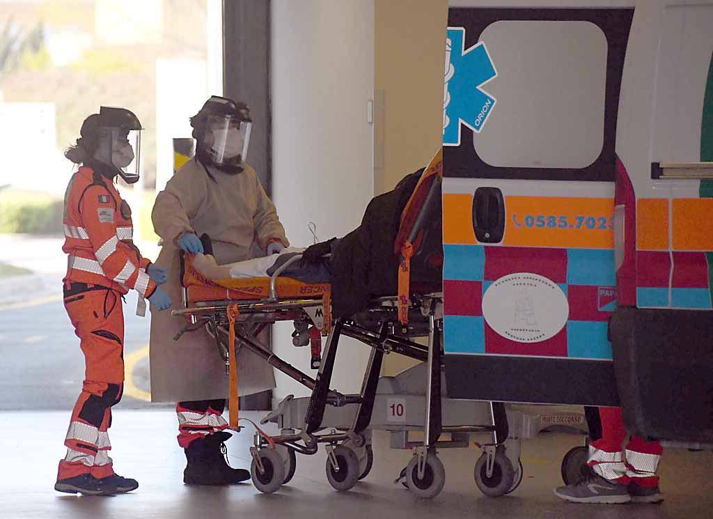 Virus, altri tre morti e 89 casi in provincia di Massa-Carrara