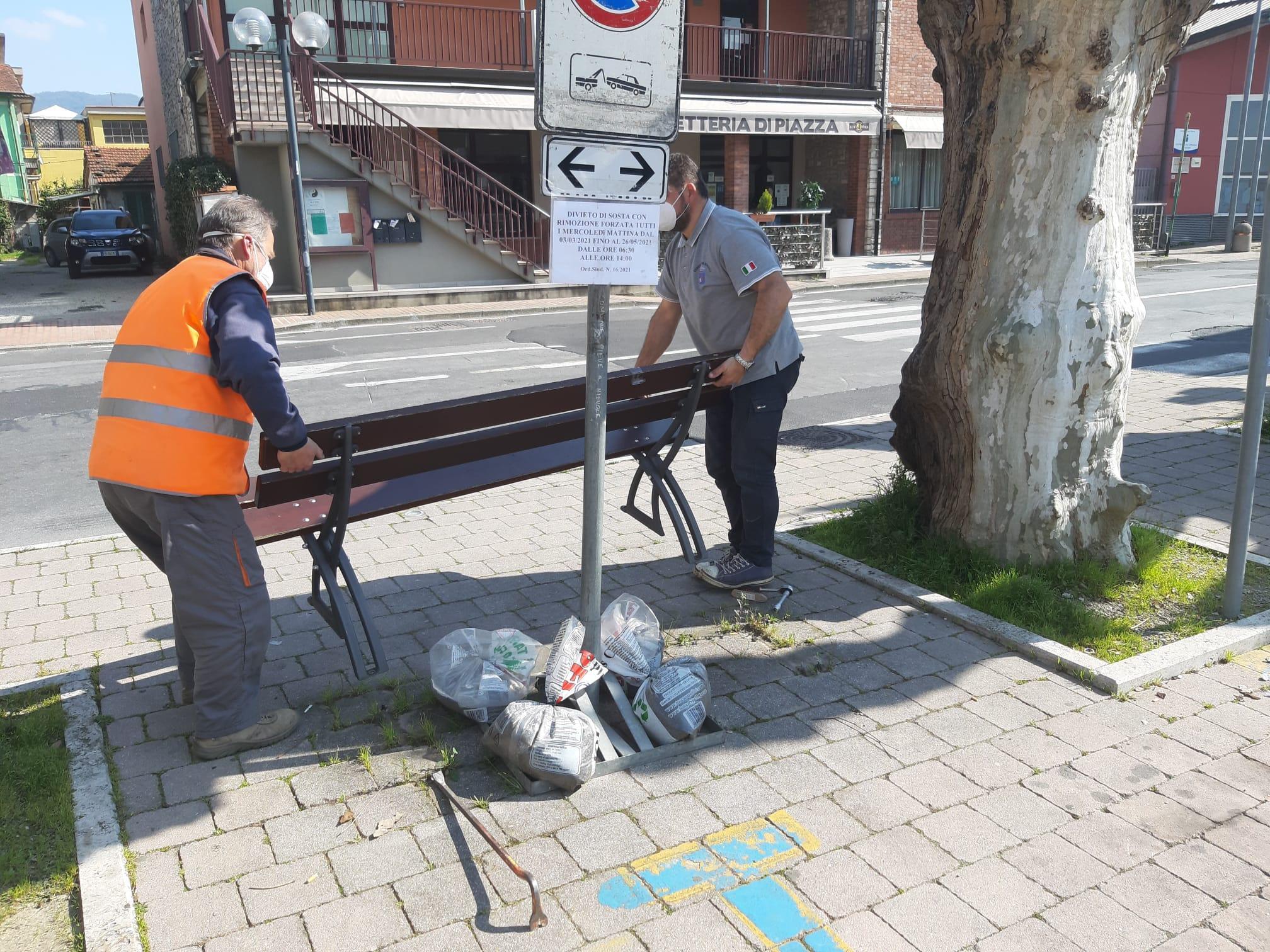 Il momento della rimozione di una delle panchine dalla piazza centrale di Pieve a Nievole