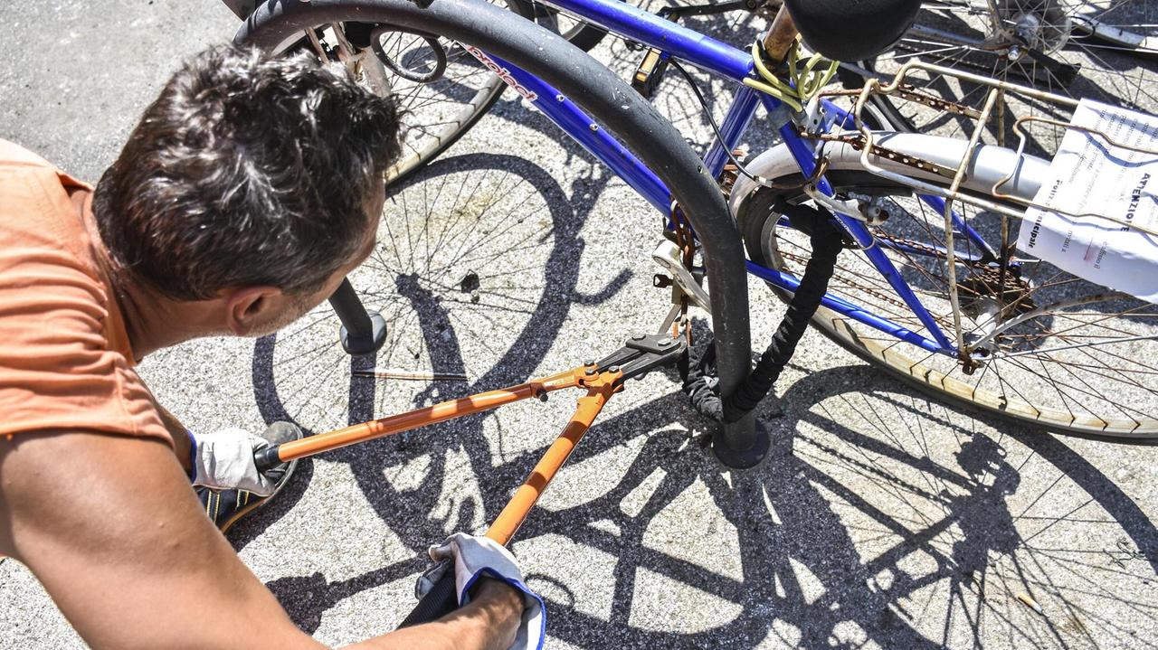 Una bici in fase di rimozione (foto Silvestri)