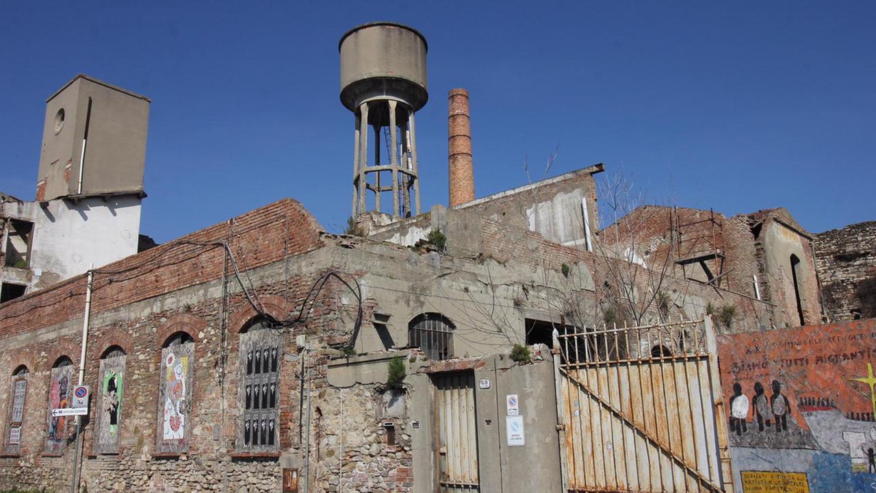 La cisterna pericolante nell'ex fabbrica Lucchesi (foto Batavia)