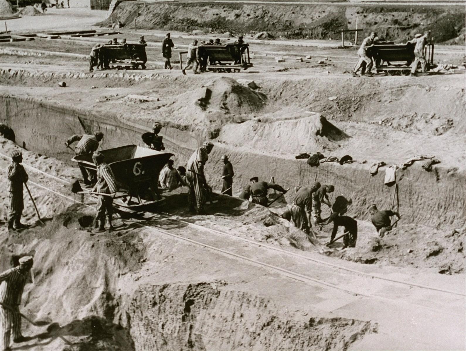 Deportati al lavoro nel campo di Mauthausen