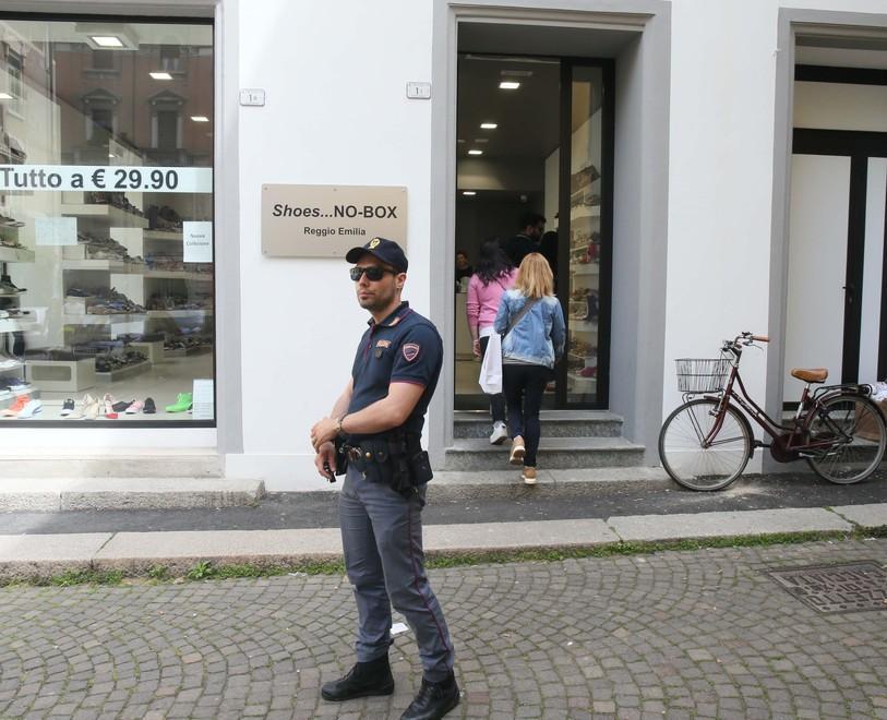 Finsero Una Rapina Per Rubare L incasso Il Titolare Perdona Commessa E 