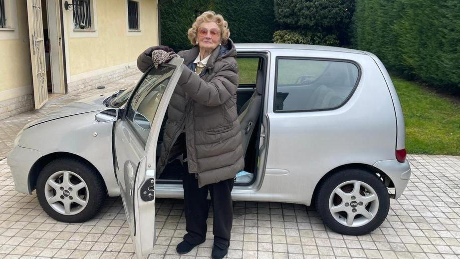 Premiata la “maestra Campana”: 62 anni di patente senza incidenti