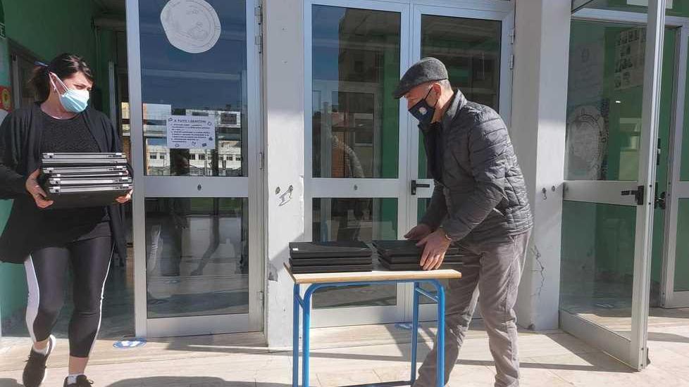 Donano 13 portatili alla scuola che aveva subito un mega furto