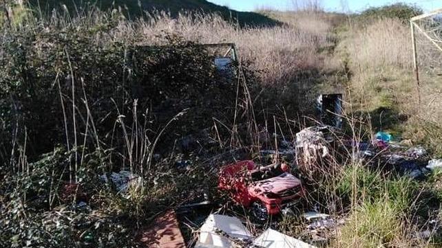 Montagne di rifiuti a due passi dal lago