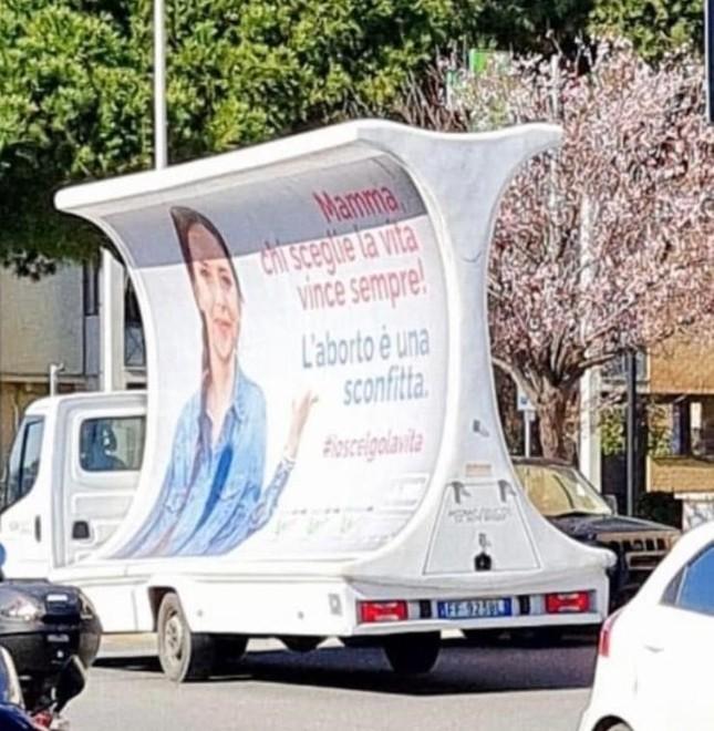 Manifesti antiaborto col “furgone-vela” 