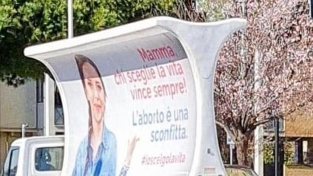 Manifesti antiaborto col “furgone-vela”