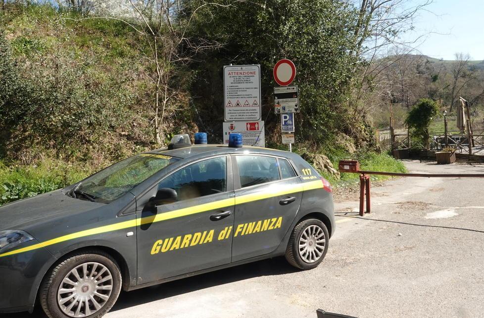 Controlli della finanza sul cantiere alle Cascatelle