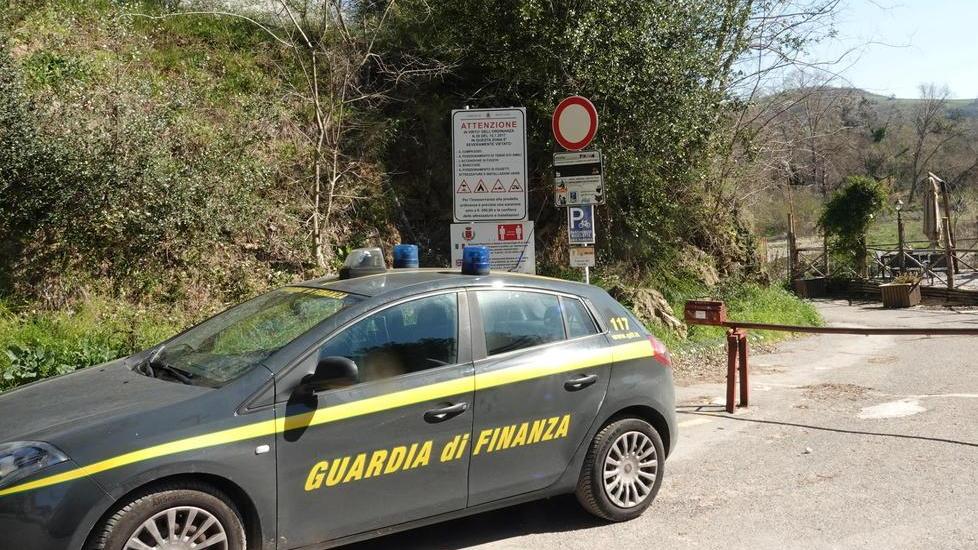 Controlli della finanza sul cantiere alle Cascatelle