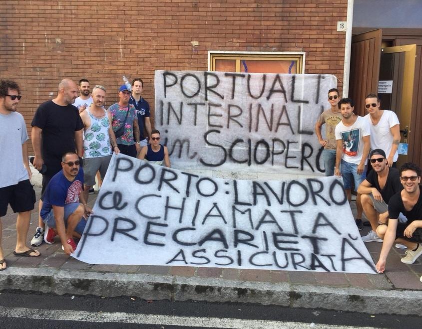 La protesta dei “precarissimi” «Da ora incrociamo le braccia» 