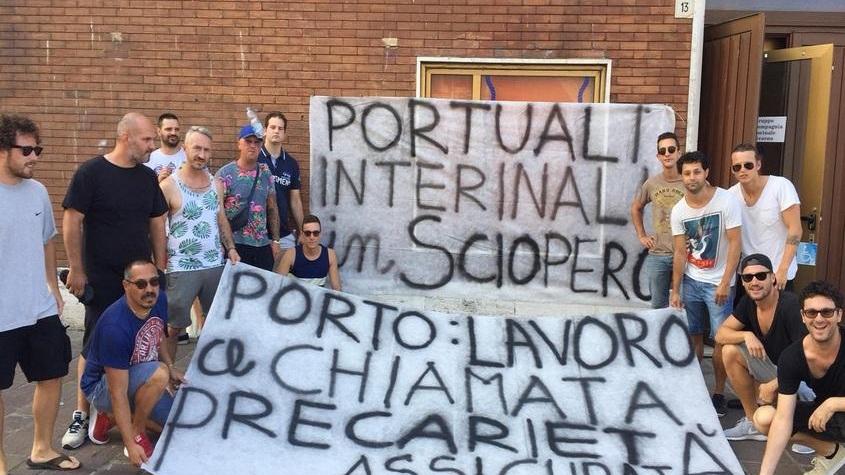 La protesta dei “precarissimi” «Da ora incrociamo le braccia»