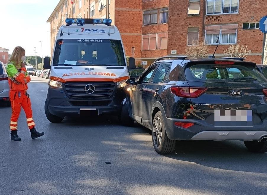 Impatta con la sua auto contro un’ambulanza impegnata nei soccorsi