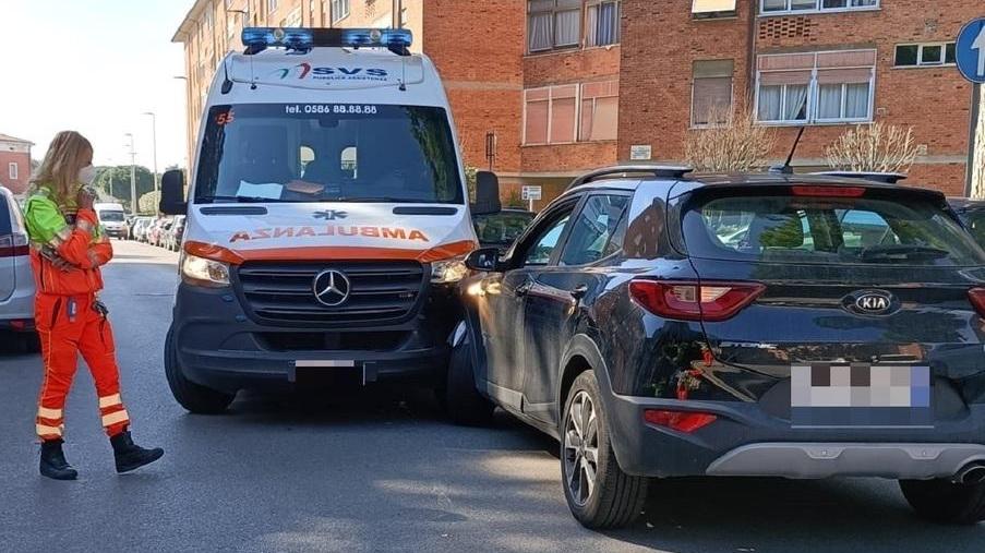 Impatta con la sua auto contro un’ambulanza impegnata nei soccorsi