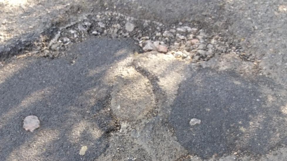 Buche e strada dissestata «Il Comune intervenga»