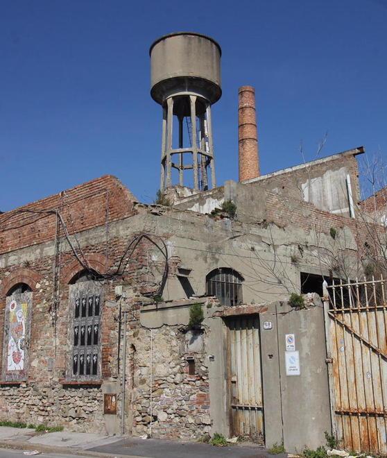 Cisterna pericolante, strada chiusa fino al 24