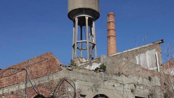 Cisterna pericolante, strada chiusa fino al 24