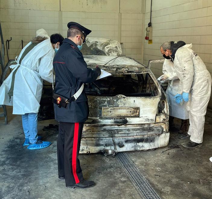 «Scoperte tracce di sangue anche sull’auto incendiata» 