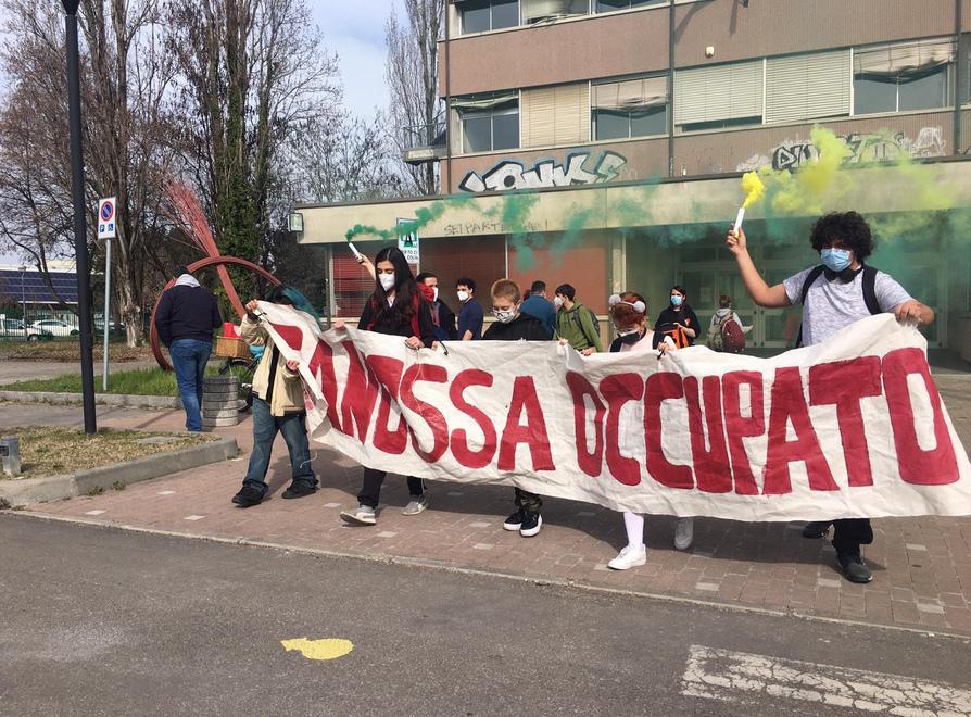Un gruppo di studenti occupa il liceo Canossa «Non toccate la scuola» 