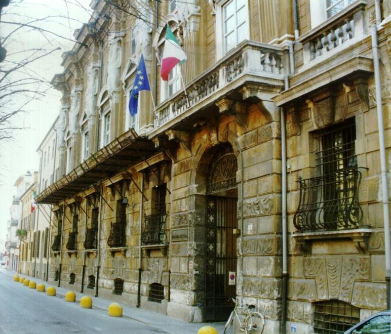 Violenza sessuale su minore: ex agente nei guai 