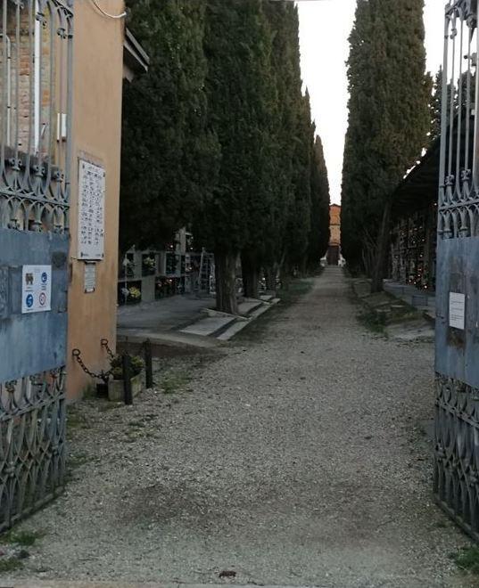 L’agonia dello storico cimitero: cornicioni a pezzi e lapidi rotte 