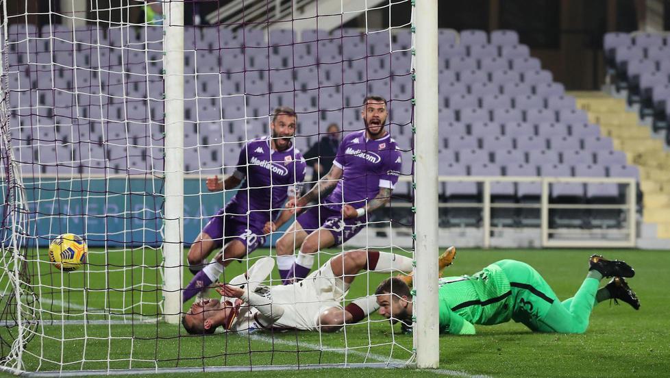 Autorete e gol, fa tutto Spinazzola poi la Roma conquista Firenze