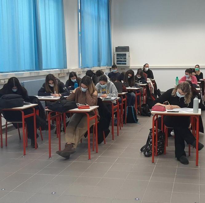 le ragazze e i ragazzi della quinta A Biotecnologie sanitarie dell’Iti dentro la Palazzina cemento