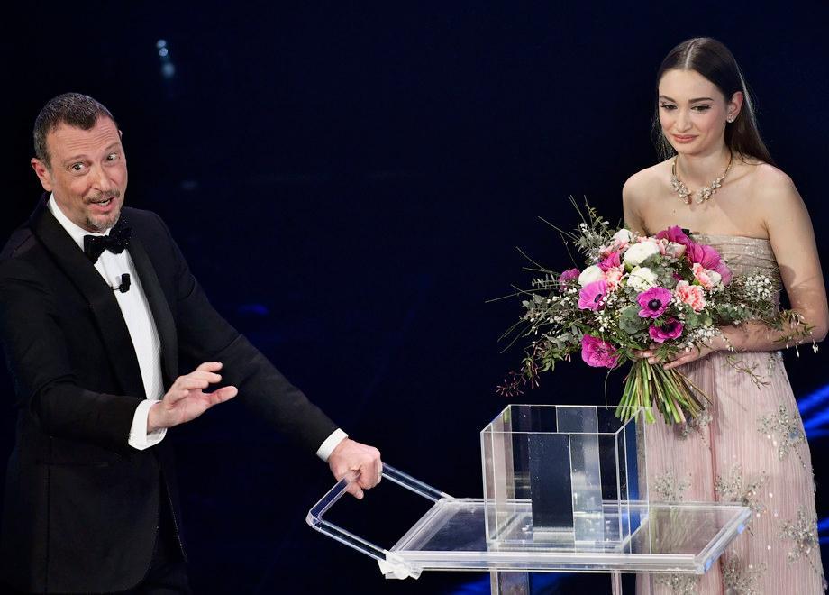 a Alessia Bonari con Amadeus a Sanremo