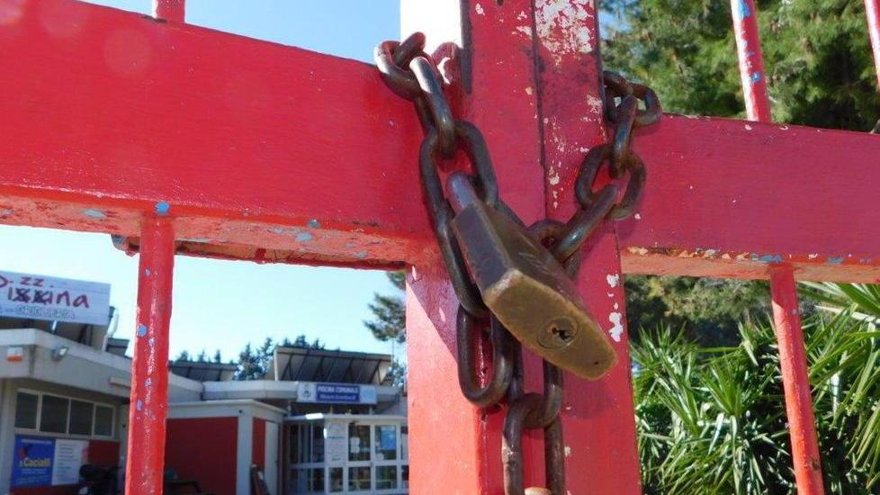 Alla piscina Lombardi nessuno nuota più: «Solo spese, anche 10mila euro al mese»