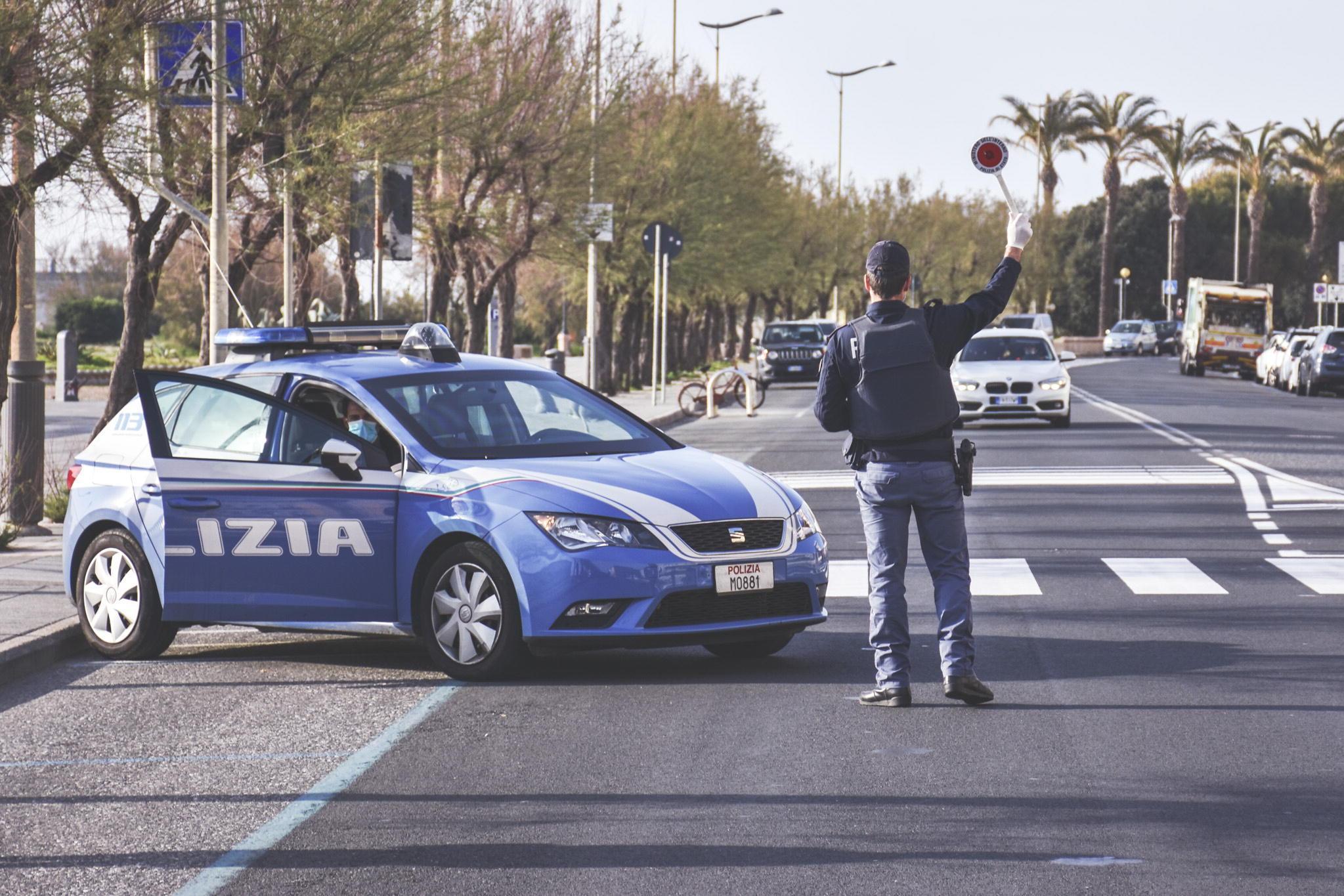 Un controllo della polizia di Stato su viale Italia (foto d'archivio)