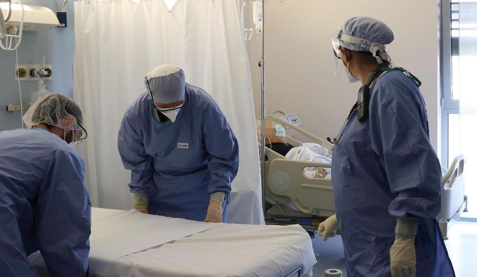 All'ospedale aumentano i letti, ma anche i ricoverati. I medici: «E' guerra»