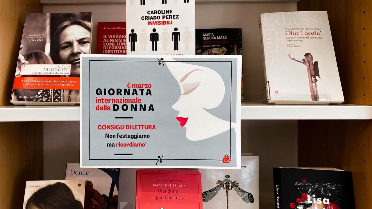 Scaffalli nella biblioteca comunali di Vinci dedicati alle donne in occasione dell'8 marzo