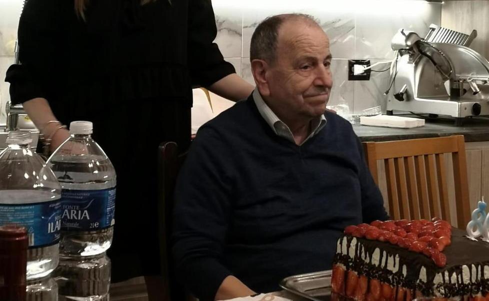 Un’immagine di Carlo Bertini davanti alla torta del suo 80° compleanno