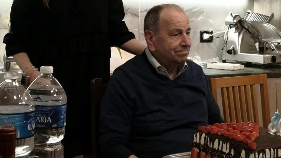 Un’immagine di Carlo Bertini davanti alla torta del suo 80° compleanno