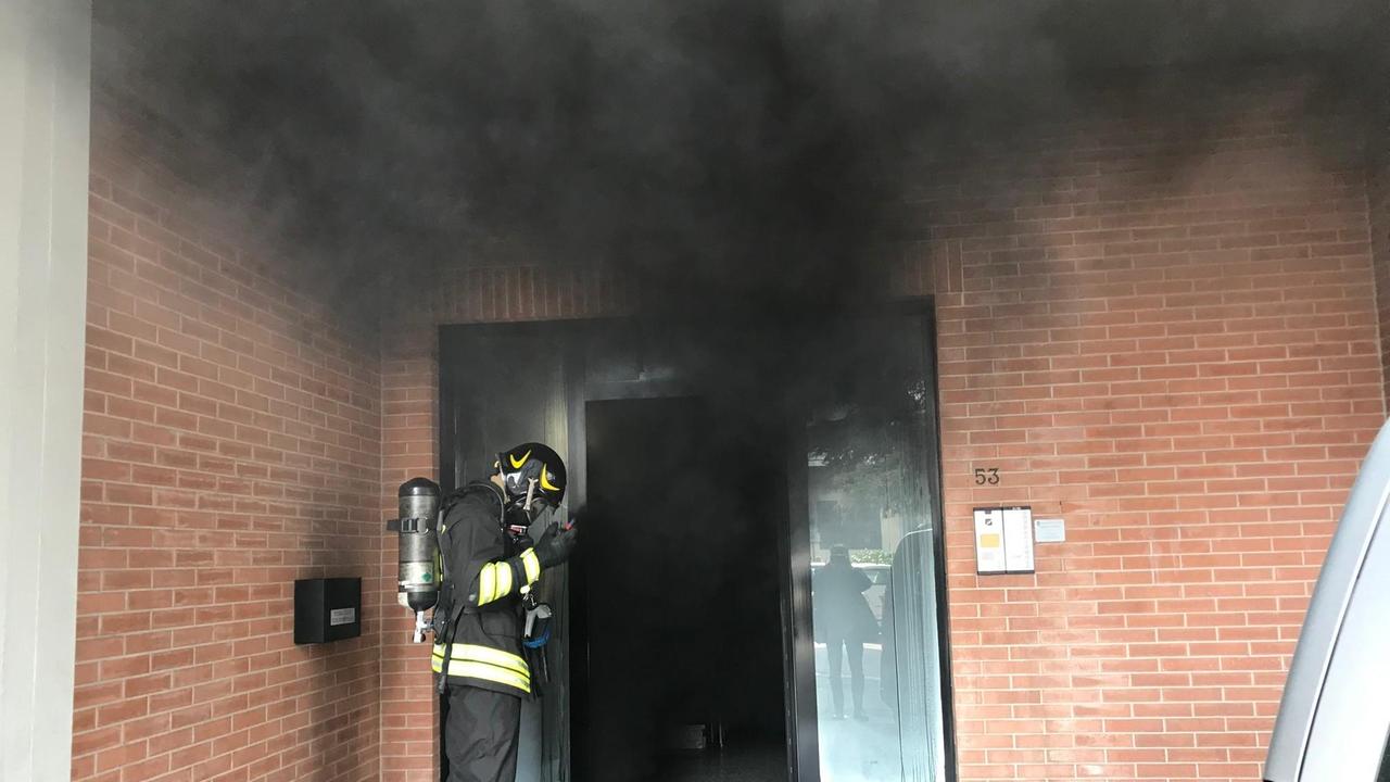 Il fumo che ha invaso le scale del condominio (foto Batavia)